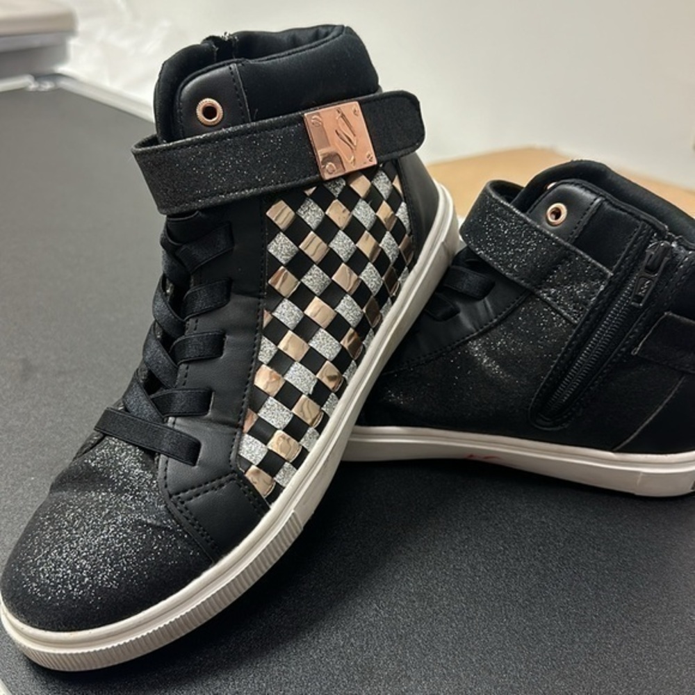 Girls Skechers Black, gold and silver checkered girls size 4.5
